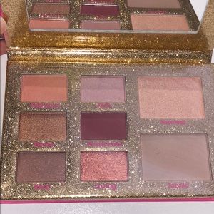 Mallywood eyeshadow palette